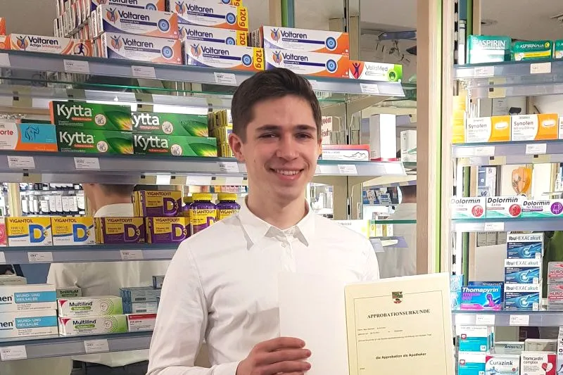 Max Schröder mit seiner Approbationsurkunde in der Offizin der Wibbelt-Apotheke